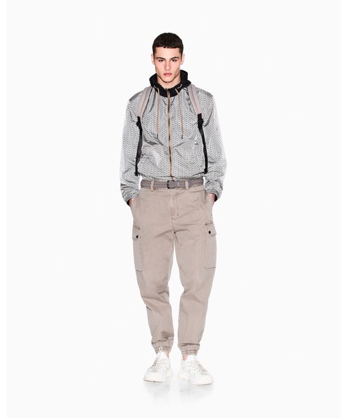 ARMANI EXCHANGE(アルマーニエクスチェンジ)の「【A|X アルマーニ エクスチェンジ】レギュラーカット カーゴパンツ(カーゴパンツ・メンズ・グレイッシュベージュ・32inch/31inch/30inch/29inch/28inch/34inch/33inch)」の4枚目の写真