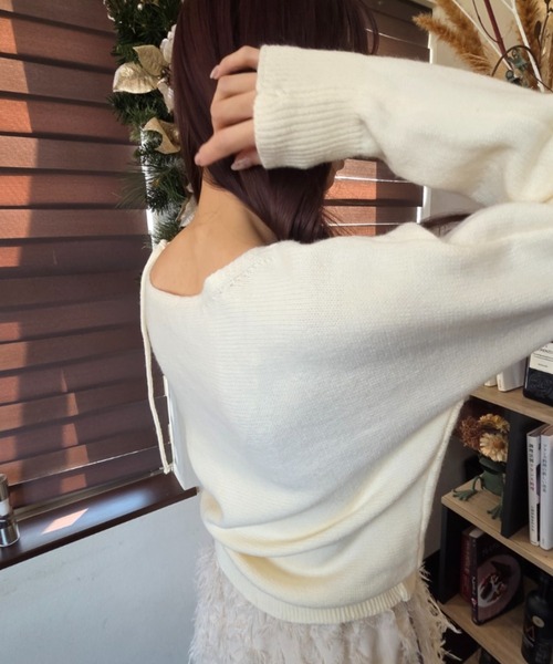 tolene(トレネ)の「リボンチョーカー付き アシンメトリーオフショル ワンショル ニットトップス(ニット/セーター・レディース・ホワイト/ブラック・FREE)」の3枚目の写真