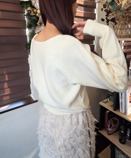 tolene(トレネ)の「リボンチョーカー付き アシンメトリーオフショル ワンショル ニットトップス(ニット/セーター・レディース・ホワイト/ブラック・FREE)」の4枚目の写真