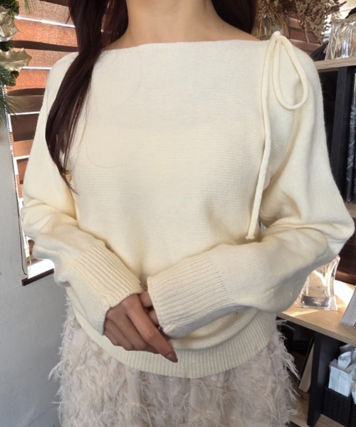 tolene(トレネ)の「リボンチョーカー付き アシンメトリーオフショル ワンショル ニットトップス(ニット/セーター・レディース・ホワイト/ブラック・FREE)」の17枚目の写真