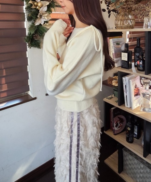 tolene(トレネ)の「リボンチョーカー付き アシンメトリーオフショル ワンショル ニットトップス(ニット/セーター・レディース・ホワイト/ブラック・FREE)」の5枚目の写真