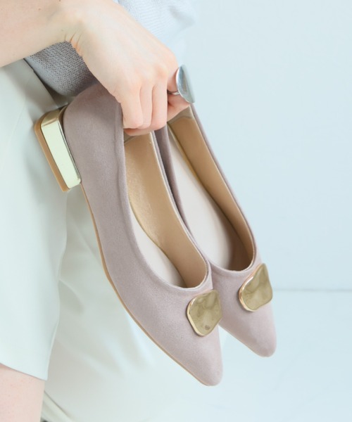 VIVIAN(ヴィヴィアン)の「ポインテッドトゥゴールドモチーフパンプス(パンプス・レディース・イエロー系その他3/ベージュ系その他3/ブラック系その他3/ホワイト系その他5・S/M/L/LL)」の3枚目の写真