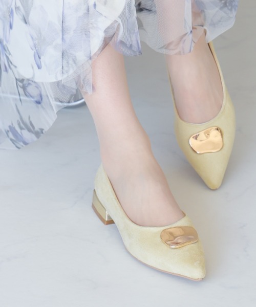 VIVIAN(ヴィヴィアン)の「ポインテッドトゥゴールドモチーフパンプス(パンプス・レディース・イエロー系その他3/ベージュ系その他3/ブラック系その他3/ホワイト系その他5・S/M/L/LL)」の4枚目の写真