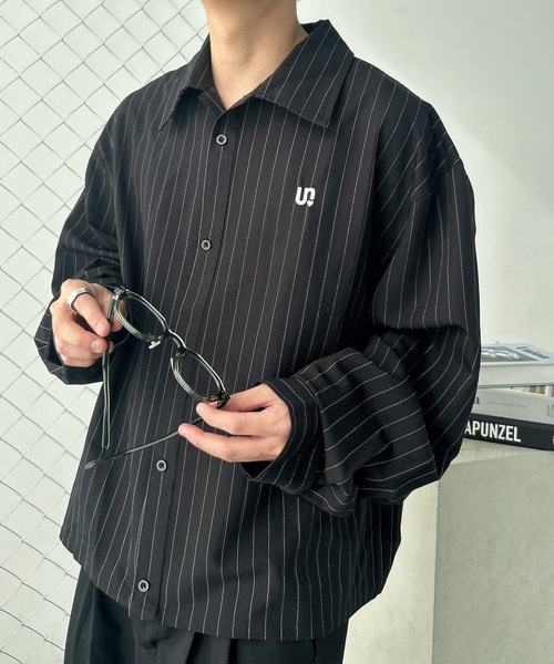 UNDERSTATEMENTs（アンダーステイトメント）の「【ユニセックス】春新作/ショート丈ワンポイント刺繍シャツ（シャツ/ブラウス・メンズ・ネイビー/ブラック系その他2/ブルー/ブラック系その他/ホワイト系その他/ホワイト/ブルー系その他・MEDIUM/LARGE）」の3枚目の写真