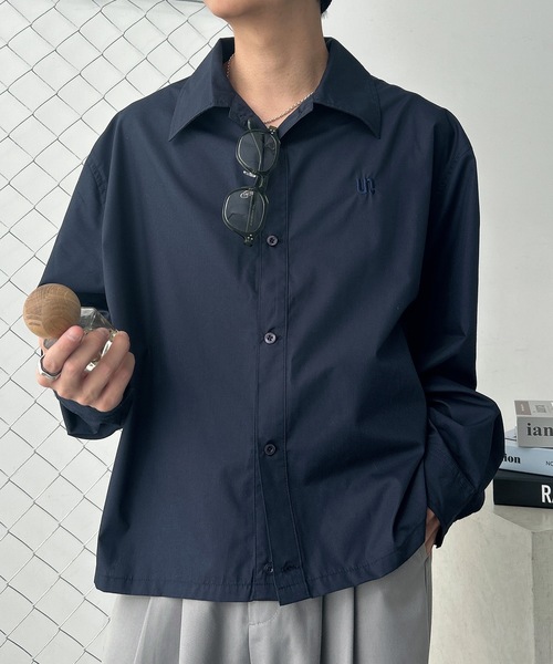 UNDERSTATEMENTs（アンダーステイトメント）の「【ユニセックス】春新作/ショート丈ワンポイント刺繍シャツ（シャツ/ブラウス・メンズ・ネイビー/ブラック系その他2/ブルー/ブラック系その他/ホワイト系その他/ホワイト/ブルー系その他・MEDIUM/LARGE）」の5枚目の写真