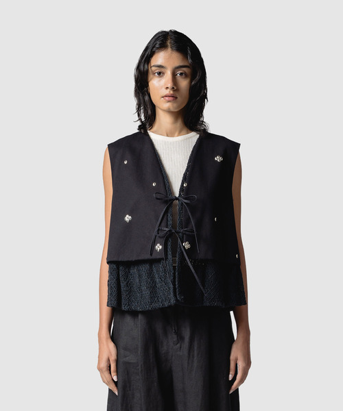 muller of yoshiokubo(ミュラーオブヨシオクボ)の「muller of yoshiokubo ミュラーオブヨシオクボ / METAL BEANS VEST メタルビーズレイヤードベスト / MLS26701(ベスト・レディース・ブラック/アイボリー・38)」の2枚目の写真