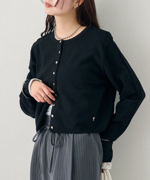 mystic（ミスティック）の「【ワンポイントチャーム付き】デイリーショートカーディガン（カーディガン/ボレロ・レディース・グレー/レッド/ピンク/グリーン/アイボリー/ブラック・FREE）」の3枚目の写真