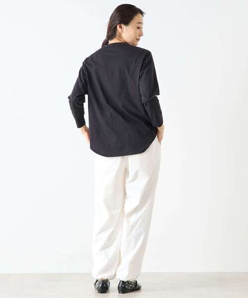 LOGEMENT DE CLAIRE(ロジュモンドクレール)の「《定番》ラウンドヘムロングスリーブTシャツ(Tシャツ/カットソー・レディース・オフホワイト/ブラック・FREE)」の20枚目の写真