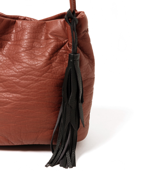 AMERICAN RAG CIE（アメリカンラグシー）の「AMERICAN RAG CIEタッセル付ショルダーバッグ【WEB限定】/202-LAS-40504720-08 Π（ショルダーバッグ・レディース・ホワイト/ブラウン/ネイビー・ONE SIZE）」の4枚目の写真