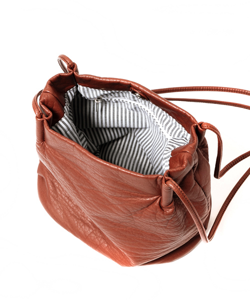 AMERICAN RAG CIE（アメリカンラグシー）の「AMERICAN RAG CIEタッセル付ショルダーバッグ【WEB限定】/202-LAS-40504720-08 Π（ショルダーバッグ・レディース・ホワイト/ブラウン/ネイビー・ONE SIZE）」の7枚目の写真