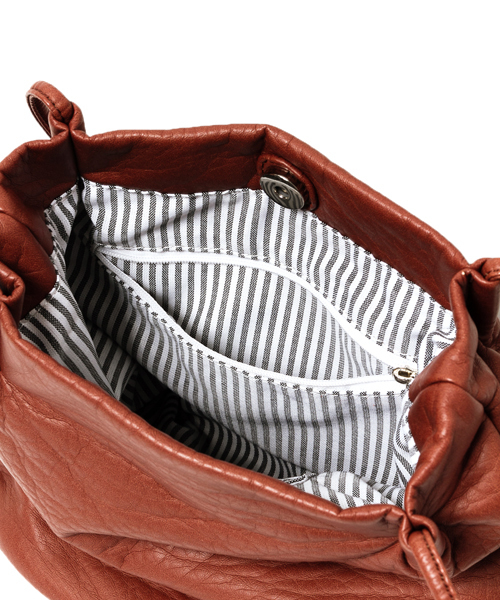 AMERICAN RAG CIE（アメリカンラグシー）の「AMERICAN RAG CIEタッセル付ショルダーバッグ【WEB限定】/202-LAS-40504720-08 Π（ショルダーバッグ・レディース・ホワイト/ブラウン/ネイビー・ONE SIZE）」の8枚目の写真