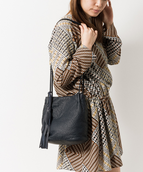 AMERICAN RAG CIE（アメリカンラグシー）の「AMERICAN RAG CIEタッセル付ショルダーバッグ【WEB限定】/202-LAS-40504720-08 Π（ショルダーバッグ・レディース・ホワイト/ブラウン/ネイビー・ONE SIZE）」の14枚目の写真