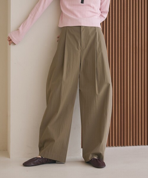 BEAUTY&YOUTH UNITED ARROWS(ビューティーアンドユースユナイテッドアローズ)の「タックカーブパンツ ウォッシャブル 接触冷感(その他パンツ・レディース・オフホワイト/ブラック/ライム・S/XS/M)」の4枚目の写真