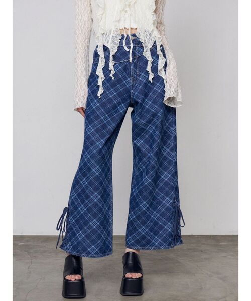 EMODA（エモダ）の「ヘムレースアップルーズデニム（デニムパンツ・レディース・ライトブルー/ブラウン/インディゴブルー・MEDIUM/SMALL）」の3枚目の写真