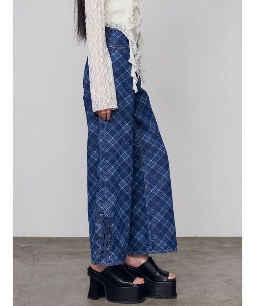 EMODA（エモダ）の「ヘムレースアップルーズデニム（デニムパンツ・レディース・ライトブルー/ブラウン/インディゴブルー・MEDIUM/SMALL）」の10枚目の写真