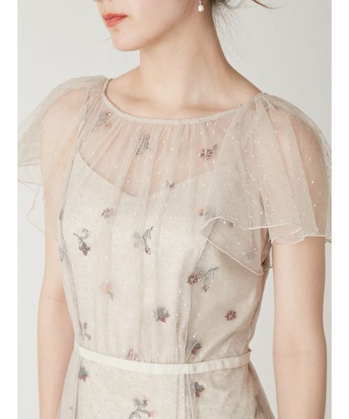 FRAY I.D（フレイアイディー）の「フラワーエンブロイダリーチュールレイヤードドレス（ドレス・レディース・グレイッシュベージュ/ブラック・0/1）」の11枚目の写真
