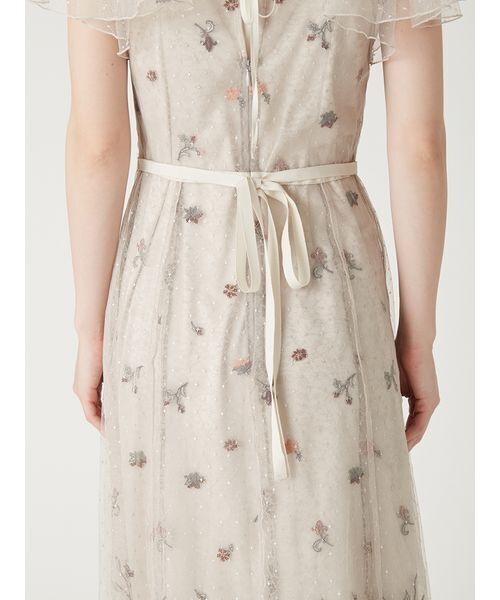 FRAY I.D（フレイアイディー）の「フラワーエンブロイダリーチュールレイヤードドレス（ドレス・レディース・グレイッシュベージュ/ブラック・0/1）」の8枚目の写真