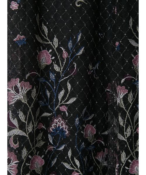 FRAY I.D（フレイアイディー）の「フラワーエンブロイダリーチュールレイヤードドレス（ドレス・レディース・グレイッシュベージュ/ブラック・0/1）」の5枚目の写真