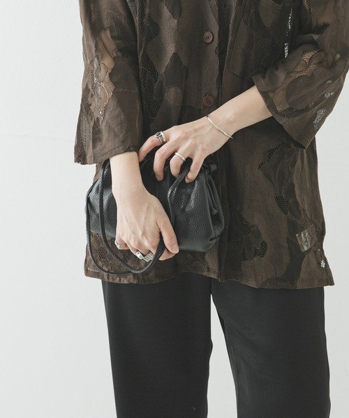 URBAN RESEARCH（アーバンリサーチ）の「レザーショルダーバッグ（ショルダーバッグ・レディース・シルバー/ブラウン/ブラック・-）」の4枚目の写真