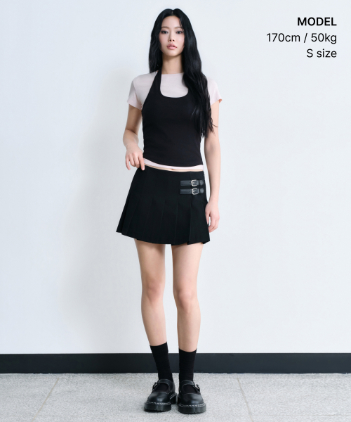 MUSINSA STANDARD WOMAN（ムシンサスタンダードウーマン）の「ウィメンズ ローライズバックルプリーツミニスカート[ブラック]（スカート・レディース・その他・SMALL/MEDIUM/LARGE/X-SMALL）」の2枚目の写真