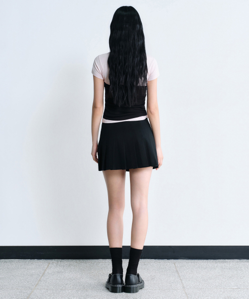 MUSINSA STANDARD WOMAN（ムシンサスタンダードウーマン）の「ウィメンズ ローライズバックルプリーツミニスカート[ブラック]（スカート・レディース・その他・SMALL/MEDIUM/LARGE/X-SMALL）」の4枚目の写真