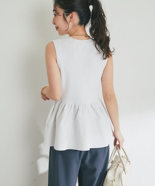 【ラブティックボンボン】　ペプラムノースリニット　ライトグレー La boutique BonBon（ラブティックボンボン）の「【今すぐお届け・美人
