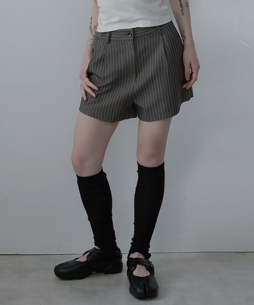 Ulysses(ユリシス)の「ストライプタックショートパンツ(その他パンツ・レディース・ブラウン/グレー・M/L/S)」の4枚目の写真