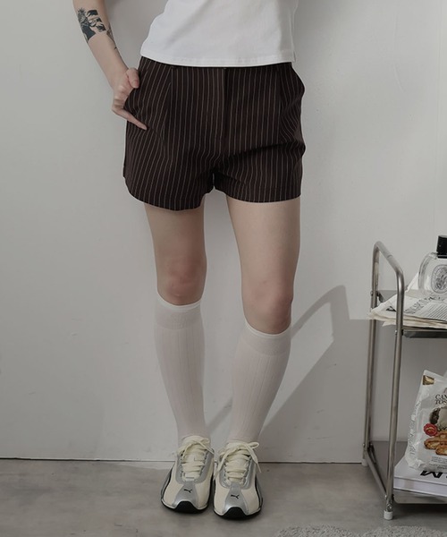Ulysses(ユリシス)の「ストライプタックショートパンツ(その他パンツ・レディース・ブラウン/グレー・M/L/S)」の3枚目の写真