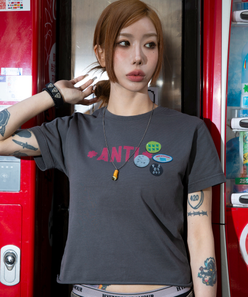 XTONZ（エクストーンズ）の「XF010 アンチピンバッジTシャツ (チャコール)（Tシャツ/カットソー・レディース・その他・SMALL/MEDIUM/LARGE/X-SMALL）」の2枚目の写真