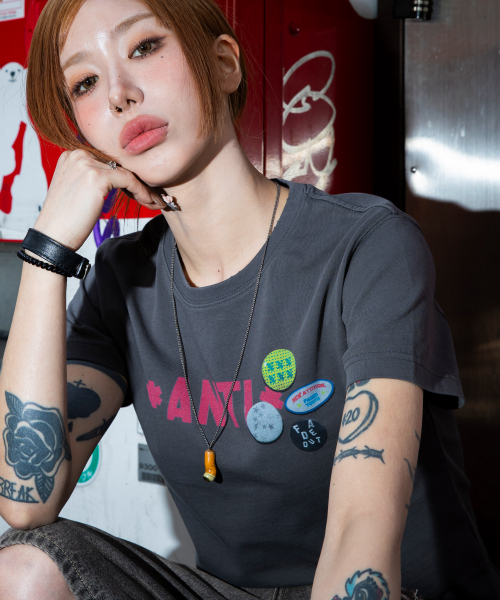 XTONZ（エクストーンズ）の「XF010 アンチピンバッジTシャツ (チャコール)（Tシャツ/カットソー・レディース・その他・SMALL/MEDIUM/LARGE/X-SMALL）」の3枚目の写真