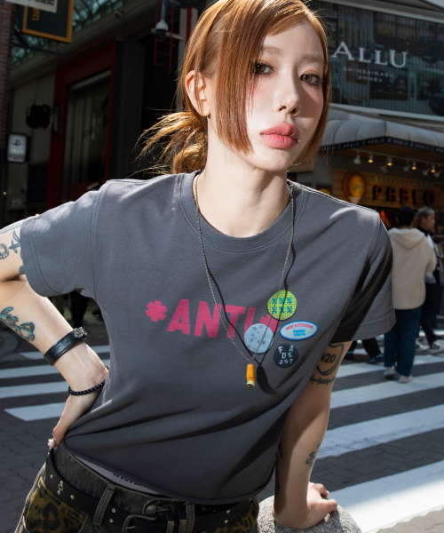 XTONZ（エクストーンズ）の「XF010 アンチピンバッジTシャツ (チャコール)（Tシャツ/カットソー・レディース・その他・SMALL/MEDIUM/LARGE/X-SMALL）」の4枚目の写真