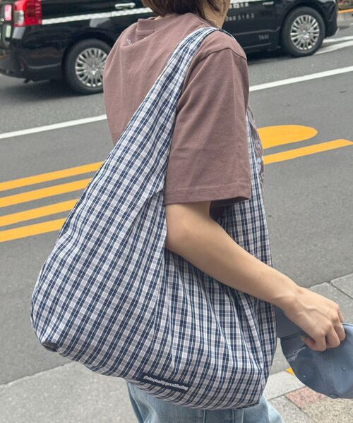 FFEIN(フェイン)の「【FFEIN(フェイン)】ダブルタックチェックムーンバッグ / ユニセックス バック ハンドバック 雑貨 刺繍 チェック ポケット(トートバッグ・メンズ・グリーン/レッド/ネイビー・FREE)」の7枚目の写真