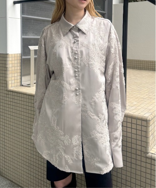 Ameri(アメリ)の「MOLE YARN EMBROIDERY SATIN SHIRT(シャツ/ブラウス・レディース・ベージュ/ブラック/スカイブルー・FREE)」の2枚目の写真
