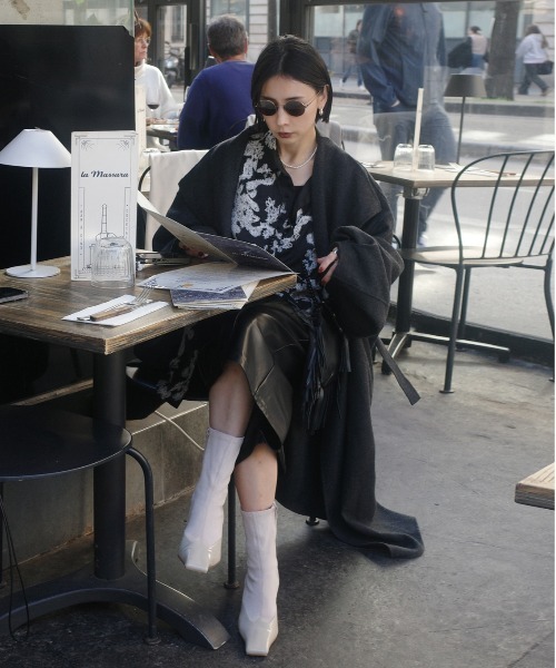 Ameri(アメリ)の「MOLE YARN EMBROIDERY SATIN SHIRT(シャツ/ブラウス・レディース・ベージュ/ブラック/スカイブルー・FREE)」の6枚目の写真