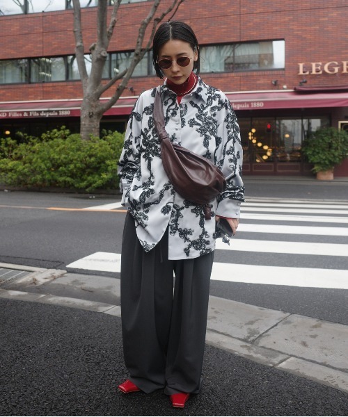 Ameri(アメリ)の「MOLE YARN EMBROIDERY SATIN SHIRT(シャツ/ブラウス・レディース・ベージュ/ブラック/スカイブルー・FREE)」の12枚目の写真