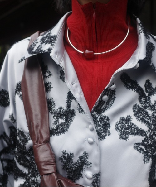 Ameri(アメリ)の「MOLE YARN EMBROIDERY SATIN SHIRT(シャツ/ブラウス・レディース・ベージュ/ブラック/スカイブルー・FREE)」の13枚目の写真