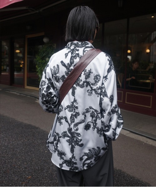 Ameri(アメリ)の「MOLE YARN EMBROIDERY SATIN SHIRT(シャツ/ブラウス・レディース・ベージュ/ブラック/スカイブルー・FREE)」の14枚目の写真