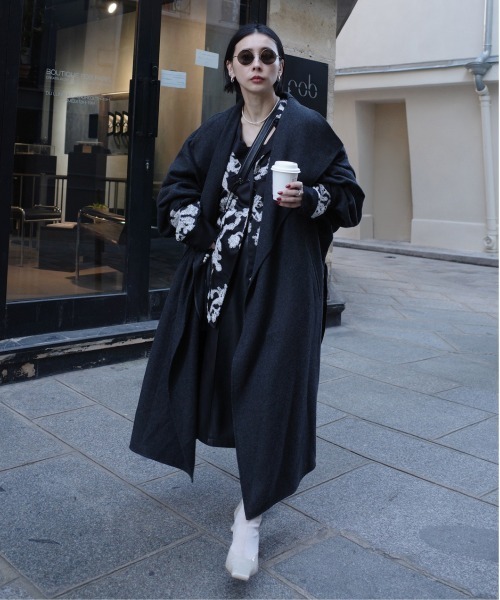 Ameri(アメリ)の「MOLE YARN EMBROIDERY SATIN SHIRT(シャツ/ブラウス・レディース・ベージュ/ブラック/スカイブルー・FREE)」の4枚目の写真