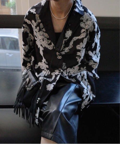 Ameri(アメリ)の「MOLE YARN EMBROIDERY SATIN SHIRT(シャツ/ブラウス・レディース・ベージュ/ブラック/スカイブルー・FREE)」の5枚目の写真