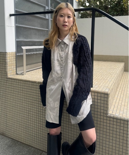 Ameri(アメリ)の「MOLE YARN EMBROIDERY SATIN SHIRT(シャツ/ブラウス・レディース・ベージュ/ブラック/スカイブルー・FREE)」の9枚目の写真