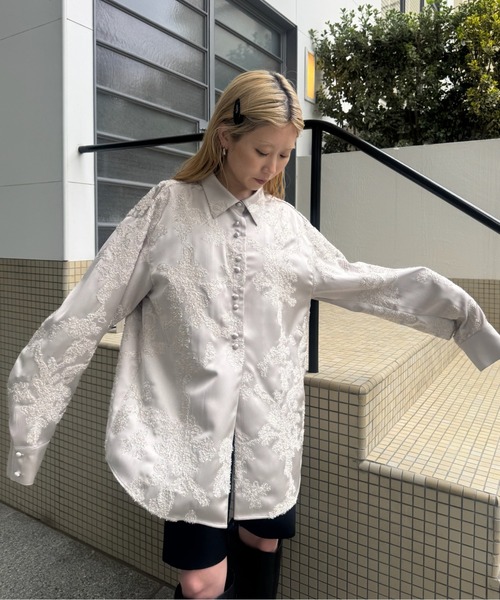 Ameri(アメリ)の「MOLE YARN EMBROIDERY SATIN SHIRT(シャツ/ブラウス・レディース・ベージュ/ブラック/スカイブルー・FREE)」の8枚目の写真