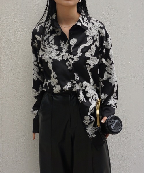 Ameri(アメリ)の「MOLE YARN EMBROIDERY SATIN SHIRT(シャツ/ブラウス・レディース・ベージュ/ブラック/スカイブルー・FREE)」の7枚目の写真