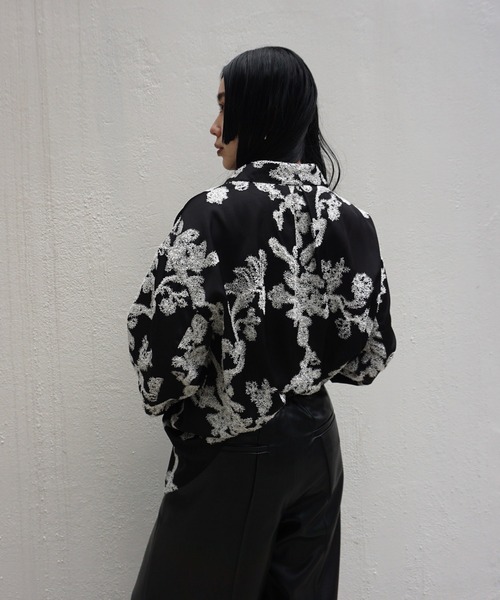 Ameri(アメリ)の「MOLE YARN EMBROIDERY SATIN SHIRT(シャツ/ブラウス・レディース・ベージュ/ブラック/スカイブルー・FREE)」の19枚目の写真