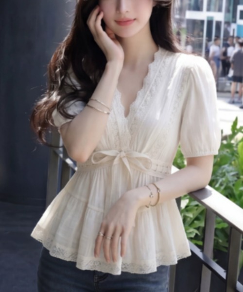 CHUL（チュル）の「レースリボンペプラムブラウス（シャツ/ブラウス・レディース・ホワイト・X-LARGE/LARGE/MEDIUM/SMALL）」の2枚目の写真
