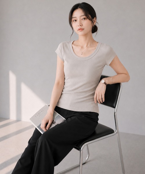 by LEGNA(バイレグナ)の「Uネックリブカットソーフレンチ袖タイプ(Tシャツ/カットソー・レディース・ホワイト/ブラック/グレイッシュベージュ/チャコール・XX-LARGE/LARGE/X-LARGE/SMALL/MEDIUM)」の8枚目の写真