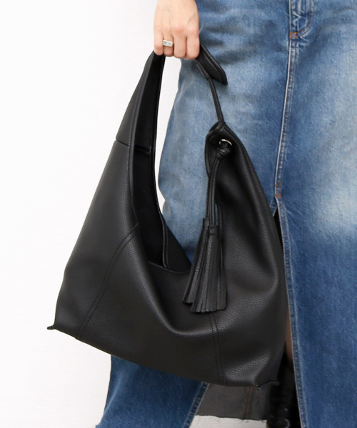 cache cache(カシュ カシュ)の「カシュカシュ cachecache / ソフト合皮タッセルホーボーバッグ(ショルダーバッグ・レディース・ベージュ系その他/ブラック・FREE)」の1枚目の写真