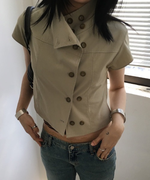 Lis ardent(リスアルダン)の「スタンドカラー ダブルボタン 半袖シャツトップス(シャツ/ブラウス・レディース・ブラック/ベージュ・M)」の1枚目の写真