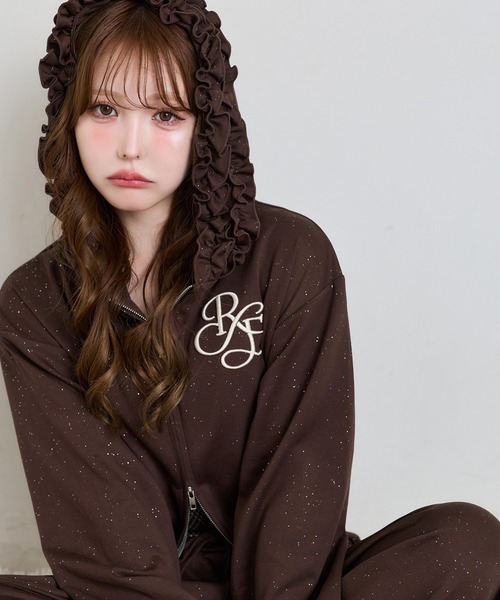 one after another NICE CLAUP(ワンアフターアナザーナイスクラップ)の「【UVカット/セットアップ可能】フリルフードキラキラショートパーカー/パンツ別売り(パーカー・レディース・ピンク/ブラウン/チャコールグレー/オフホワイト/ブラック・FREE)」の4枚目の写真