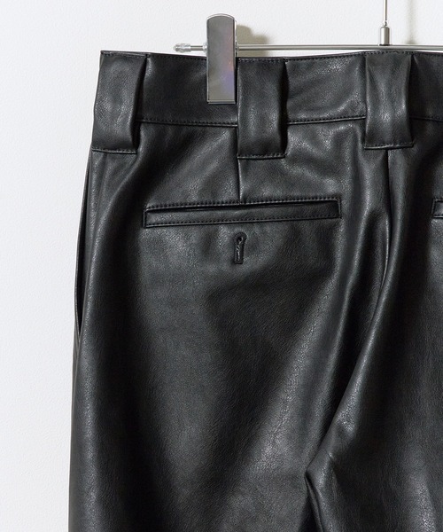 Dickies(ディッキーズ)の「Dickies/ディッキーズ FAKE LEATHER LOOSE FIT WORK PANT フェイクレザー ワークパンツ ブランドロゴ モノトーン アメカジ ストリート 2026年秋冬 秋服(チノパンツ・メンズ・ブラック・32inch/30inch/34inch)」の14枚目の写真