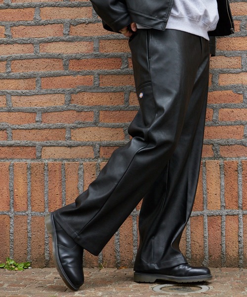 Dickies(ディッキーズ)の「Dickies/ディッキーズ FAKE LEATHER LOOSE FIT WORK PANT フェイクレザー ワークパンツ ブランドロゴ モノトーン アメカジ ストリート 2026年秋冬 秋服(チノパンツ・メンズ・ブラック・32inch/30inch/34inch)」の7枚目の写真